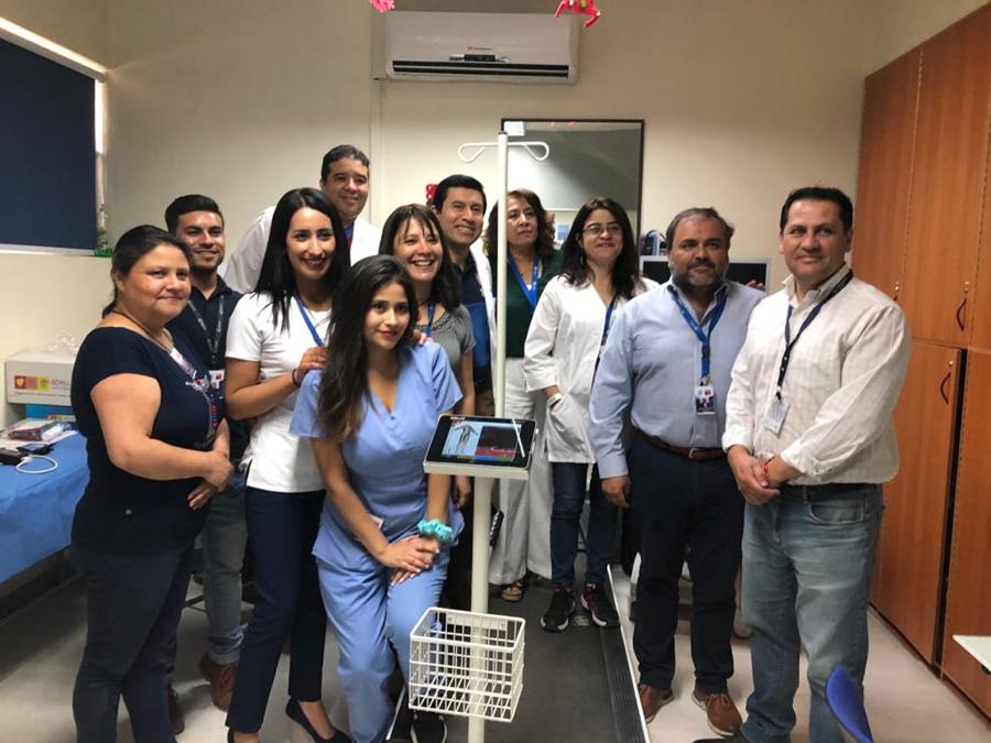 Equipo clínico reunido al final de una capacitación en un hospital